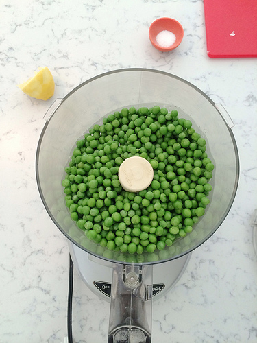 frozen peas via Lizshealthytable.com frozen peas via Lizshealthytable.com