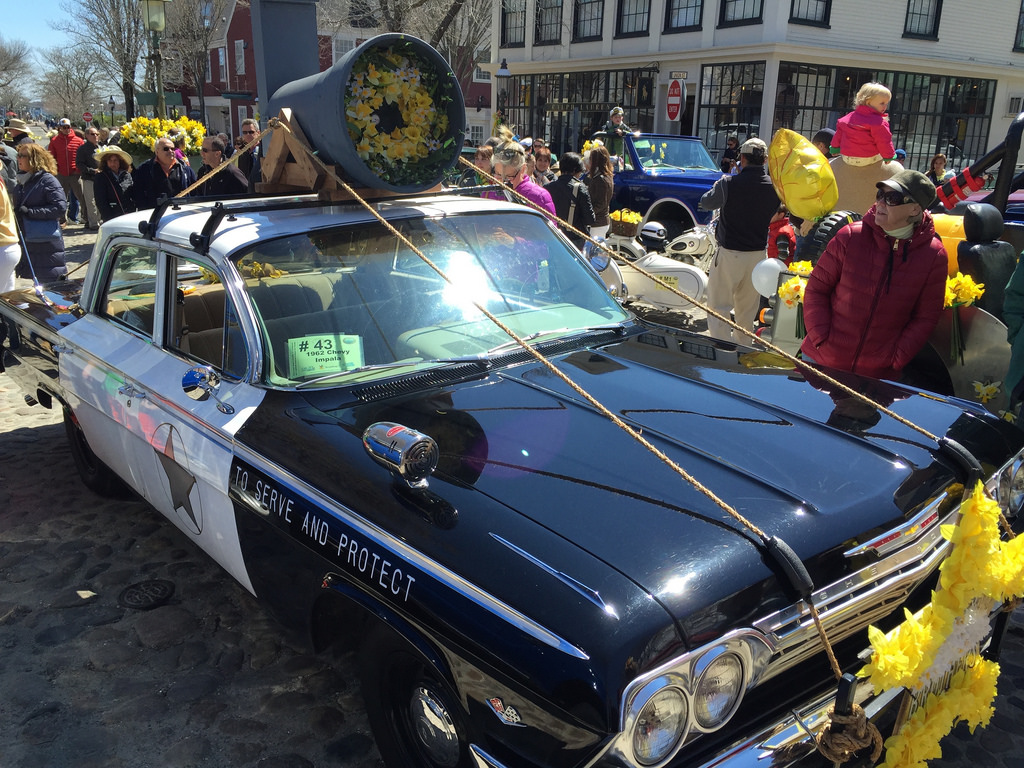Daffodil Festival street scene on #nantucket via LizsHealthytable.com