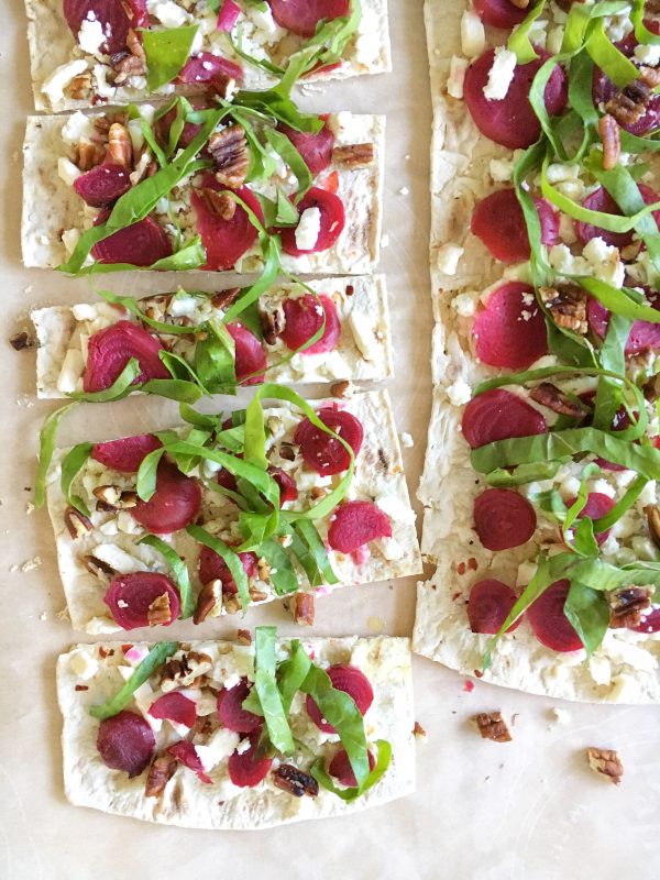 Farmers' Market Pizzas via lpzshealthytable.com #flatoutlove #pizza #vegetables #vegetarian