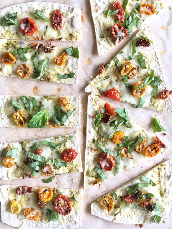 Farmers' Market Pizzas via lpzshealthytable.com #flatoutlove #pizza #vegetables #vegetarian