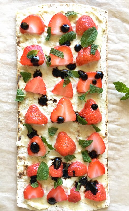 Farmers' Market Pizzas via lpzshealthytable.com #flatoutlove #pizza #vegetables #vegetarian