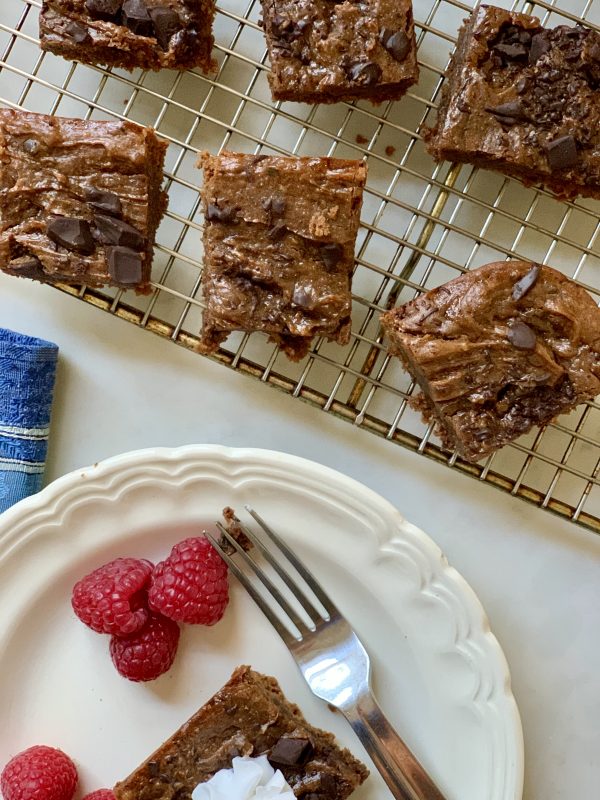 A Recipe for Gluten Free Ooey-Gooey Brownies via lpzshealthytable.com #GlutenFree