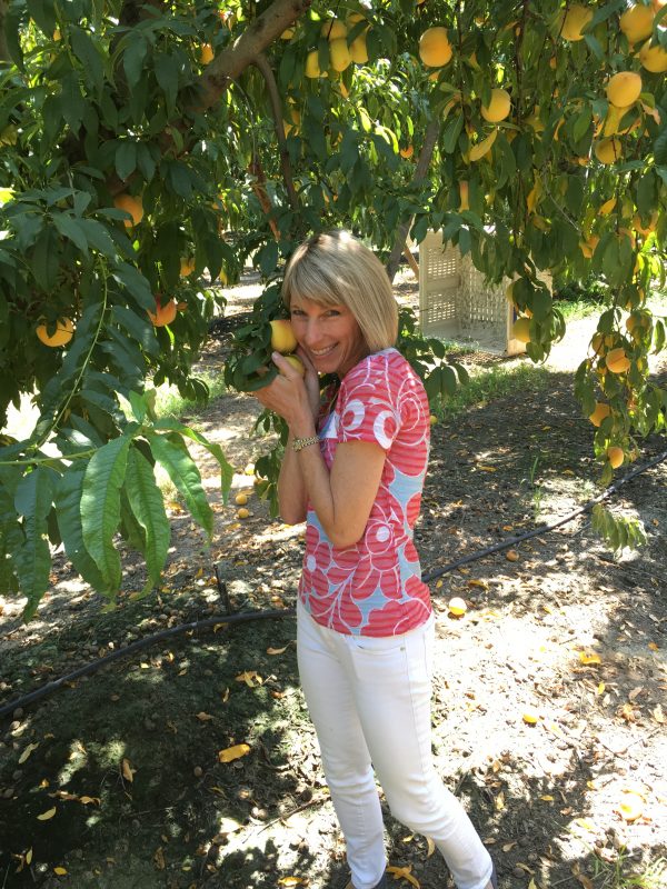 Peach and Banana Creamsicle Smoothie + A Primer on Peaches via lizshealthytable.com