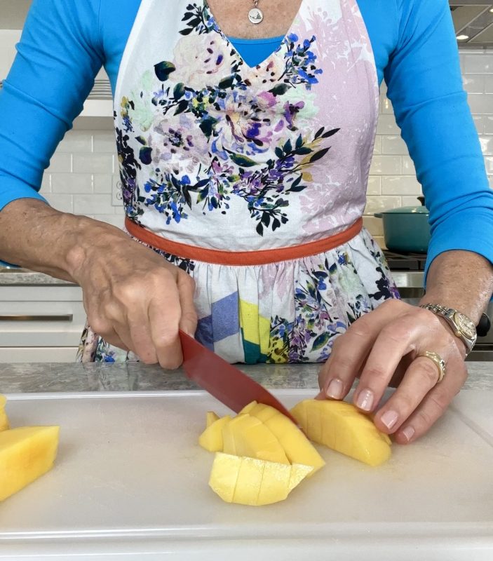 cutting mango 